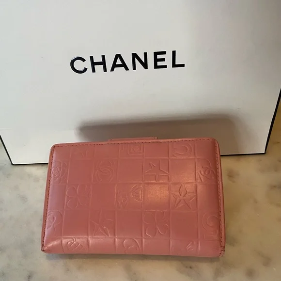 Chanel embossed leather wallet - Picture 2 of 9